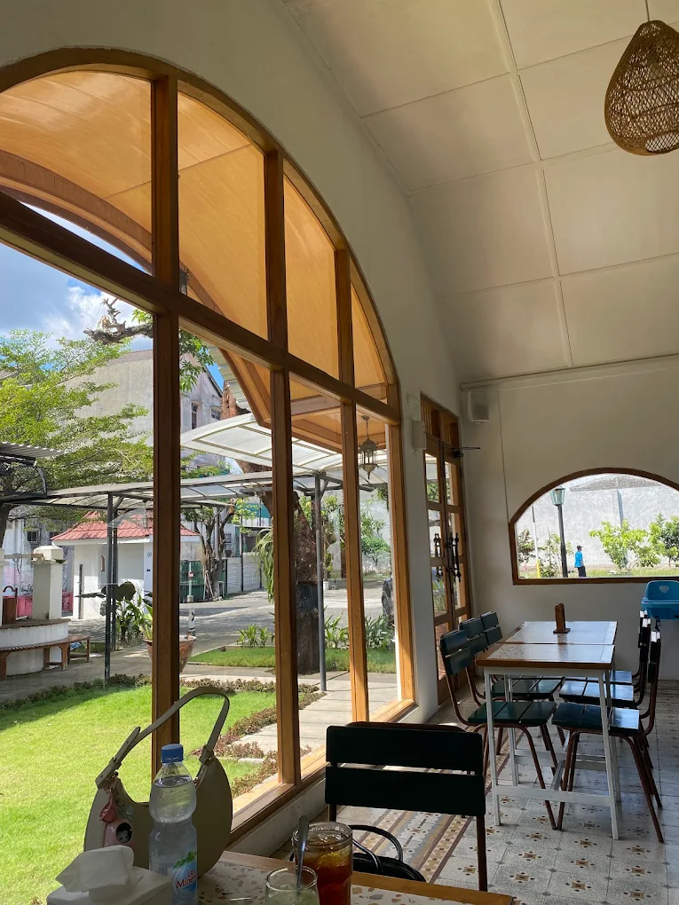 Interior Baron House dengan jendela besar